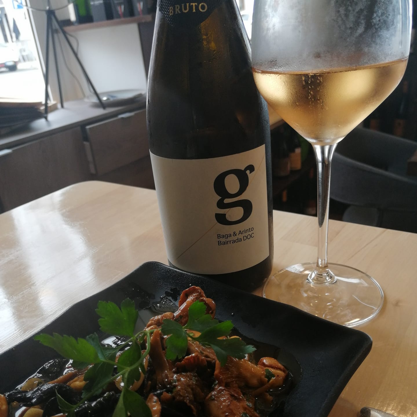 Garrafeira Campo Ourique e Mr.Santos concept wine bar & store